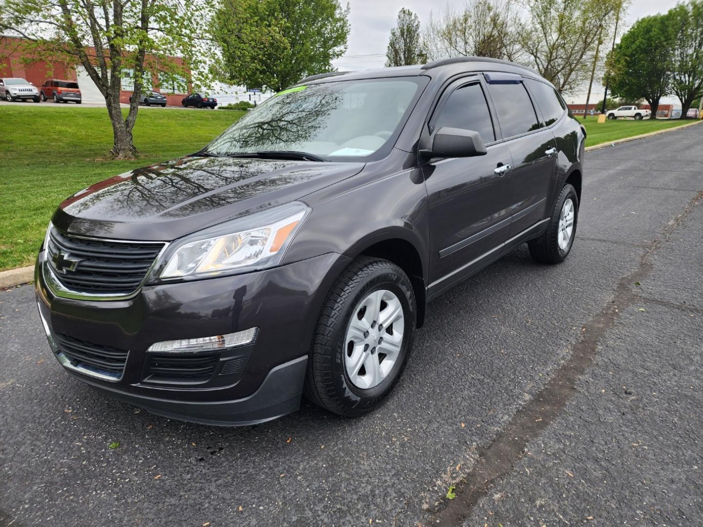 2017 Gray /Gray Chevrolet Traverse LS FWD (1GNKRFED9HJ) with an 3.6L V6 DOHC 24V engine, 6A transmission, located at 1221 Madison St., Shelbyville, TN, 37160, (931) 680-9439, 0.000000, 0.000000 - Photo#0